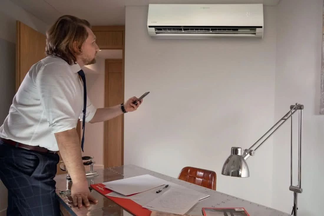Klimatyzatorem można sterować nie tylko za pomocą pilota, ale również za pomocą smartfona z dedykowaną aplikacją. fot. Viessmann Klimatyzatorem można sterować nie tylko za pomocą pilota, ale również za pomocą smartfona z dedykowaną aplikacją. fot. Viessmann