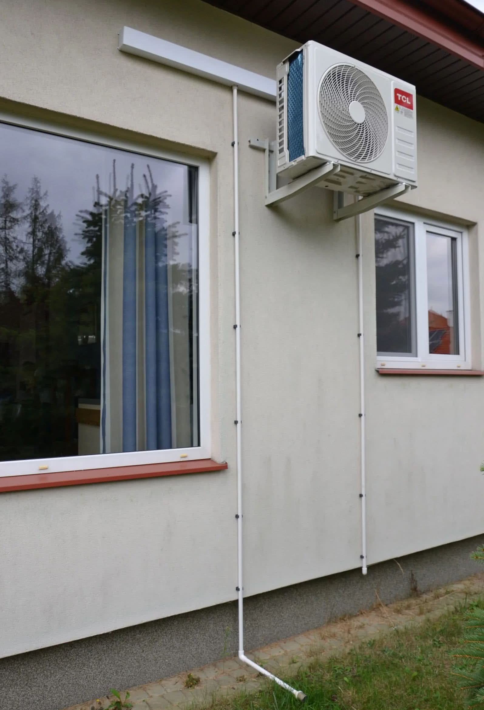 Odprowadzenie skroplin z jednostki wewnętrznej klimatyzatora. fot. Lilianna Jampolska (portal budujemydom.pl) Odprowadzenie skroplin z jednostki wewnętrznej klimatyzatora. fot. Lilianna Jampolska (portal budujemydom.pl)