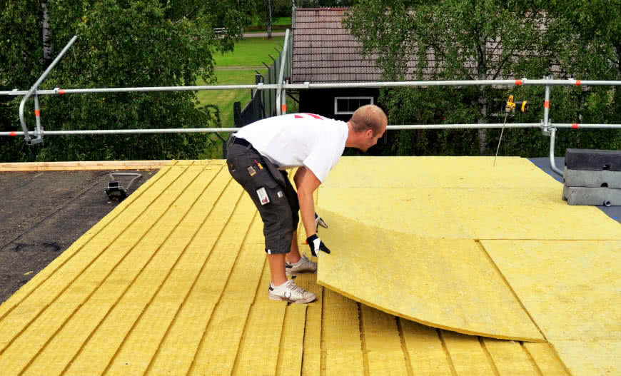 Izolacja termiczna dachu płaskiego wełną mineralną na podłożu z papy. fot. PAROC Izolacja termiczna dachu płaskiego wełną mineralną na podłożu z papy. fot. PAROC