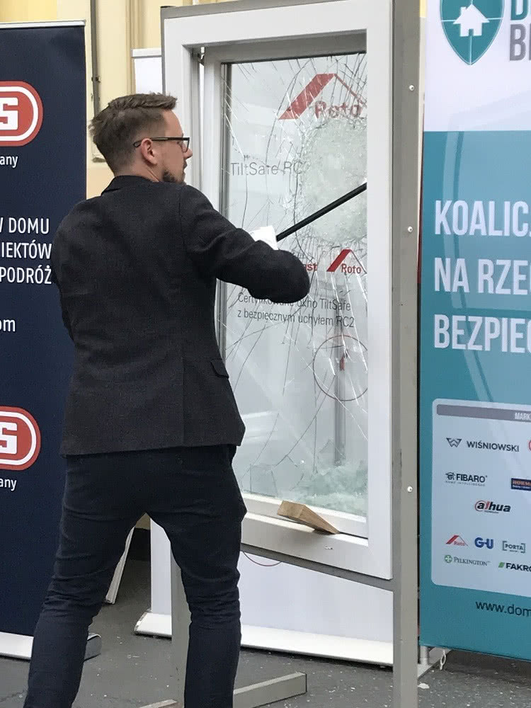 Próba sforsowania okna antywłamaniowego