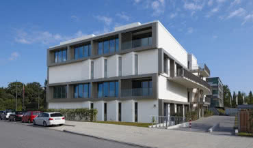 Hybrid House z oknami Schüco