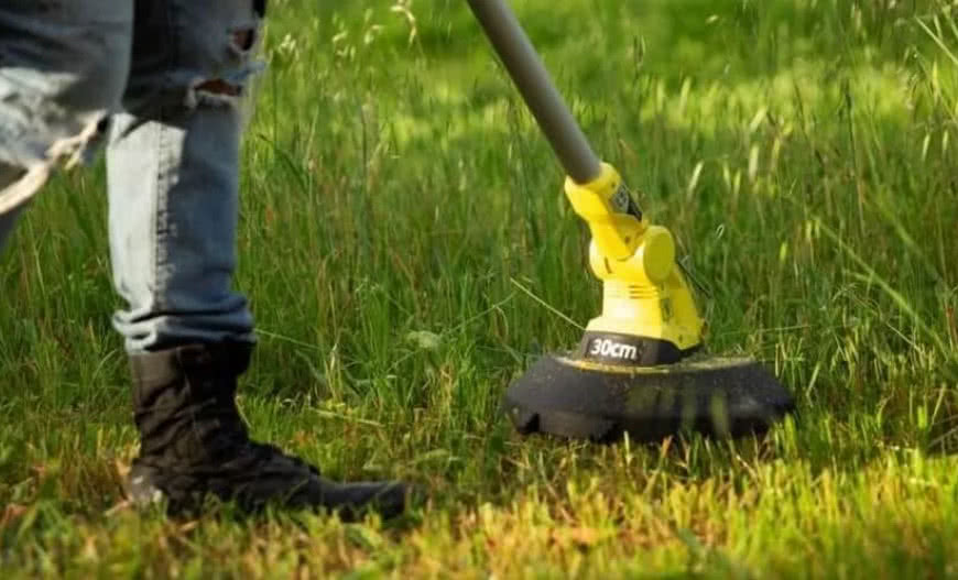Kosa spalinowa czy elektryczna podkaszarka akumulatorowa?