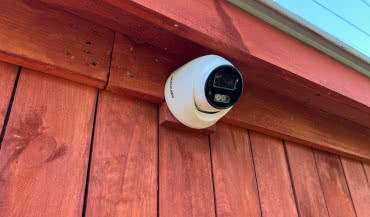 Inteligentny monitoring domu. Dlaczego kamera dual light z mikrofonem to dziś podstawa?