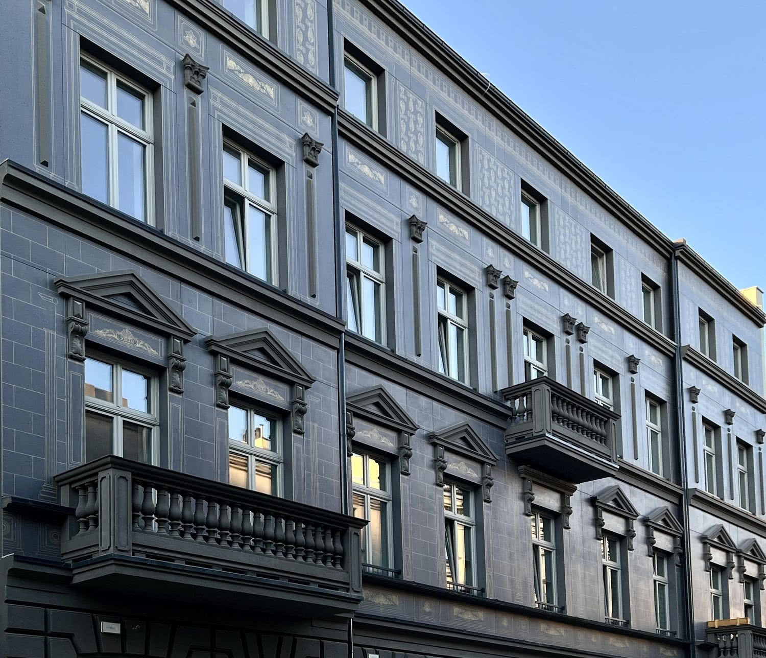 Detale architektoniczne widoczne m.in. wokół okien. fot. Fasada System Detale architektoniczne widoczne m.in. wokół okien. fot. Fasada System