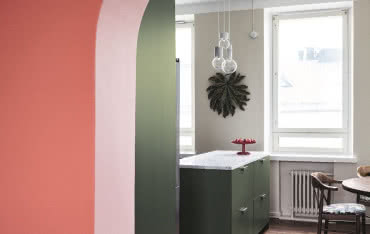 Pozytywne wnętrza malowane kolorem Flamingo firmy Tikkurila