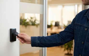 Kontrola dostępu bez kluczy. Dlaczego warto wyposażyć instalację w breloki RFID?