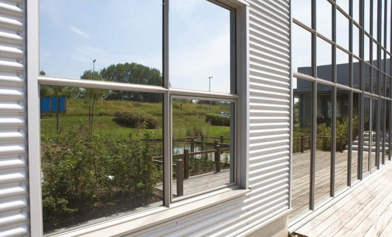 Okna loftowe w nowoczesnym domu. Poznaj możliwości profili aluminiowych Steel Look