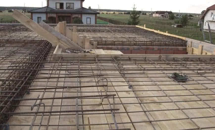 Zbrojenie płyty stropu monolitycznego z widocznym szalunkiem. fot. M. Szymanik dla budujemydom.pl Zbrojenie płyty stropu monolitycznego z widocznym szalunkiem. fot. M. Szymanik dla budujemydom.pl